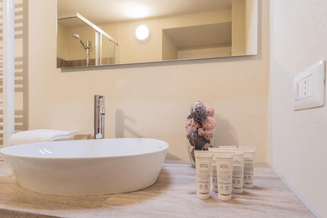 Romantic Escape City Centre With Jacuzzi & Parking By Rent All Como Exteriör bild